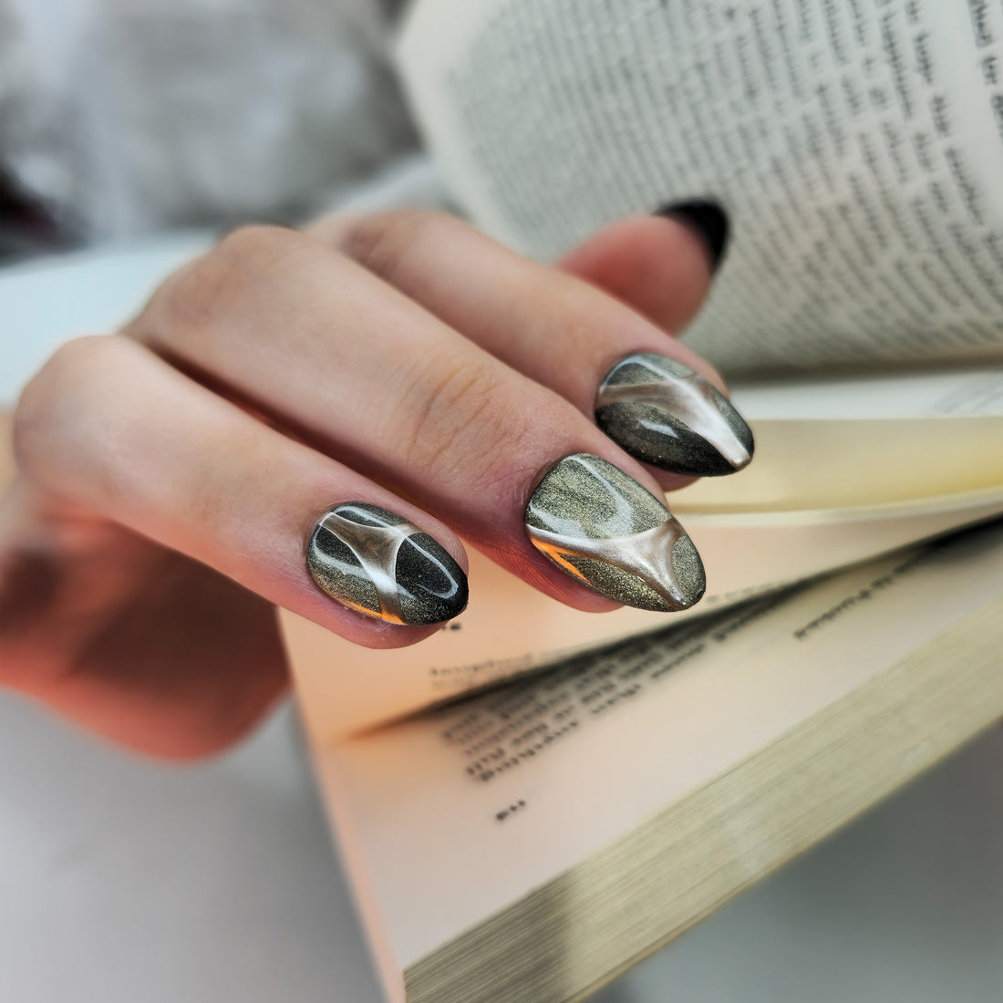 Molten Chrome – Abstract Metallic Press-On Nails