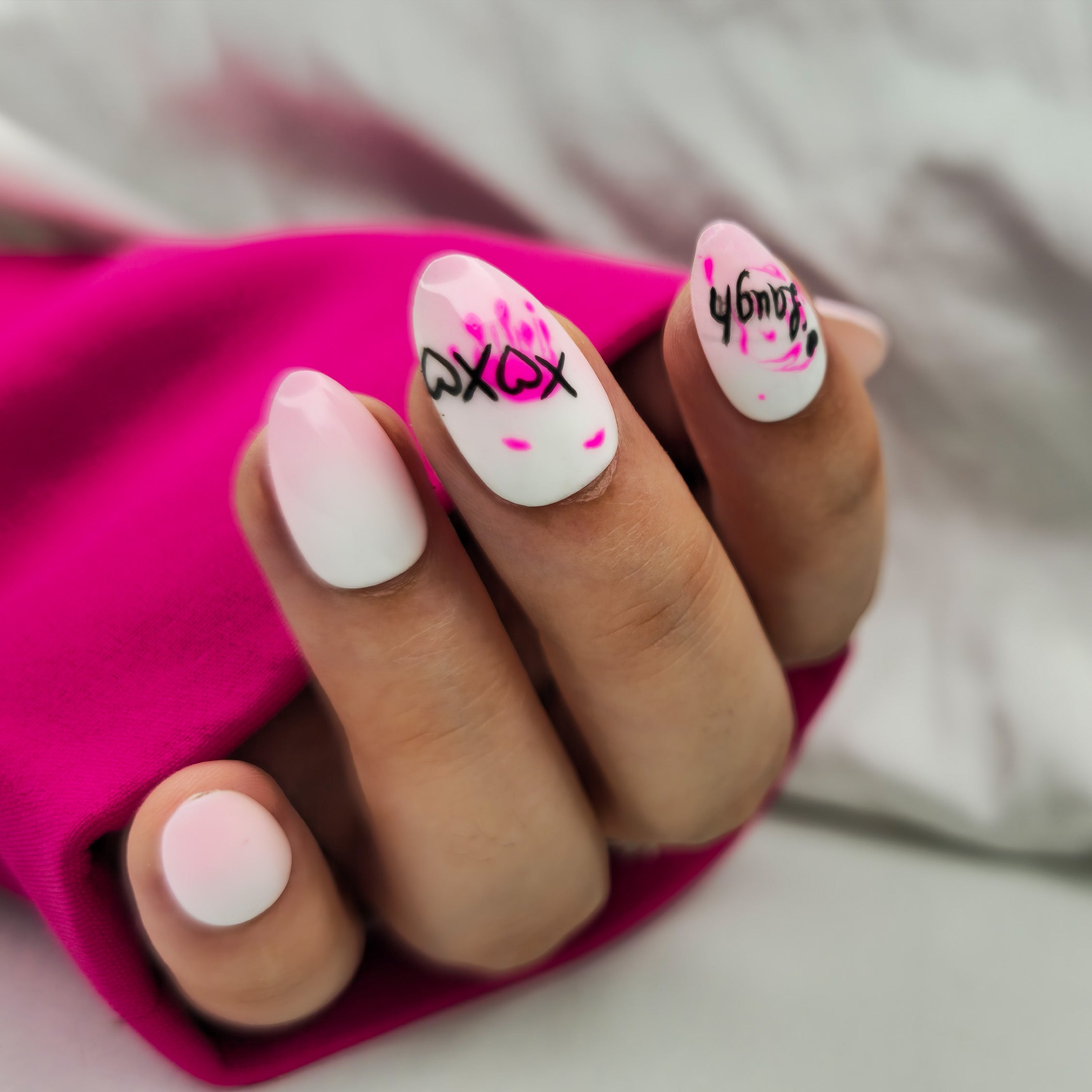 XOXO Pop – White & Neon Pink Press-On Nails